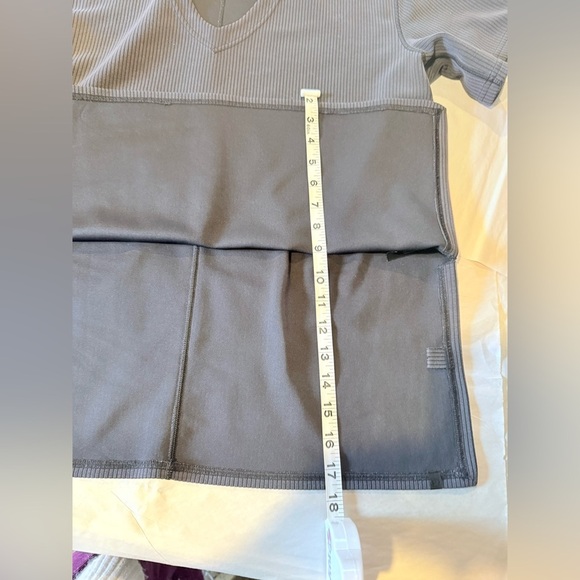 Lululemon Ribbed V-Neck Short Sleeve Top - Size 4 (Medium Equivalent) - Picture 9 of 9